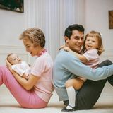 Tony Curtis Rücken an Rücken mit seiner Frau und den beiden Kindern