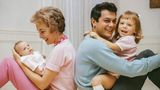 Tony Curtis Rücken an Rücken mit seiner Frau und den beiden Kindern