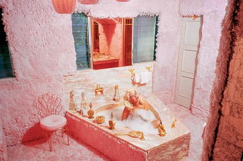 Jayne Mansfield in einer pinken Badewanne in einem plüschigen Badezimmer