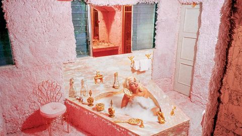 Jayne Mansfield in einer pinken Badewanne in einem plüschigen Badezimmer