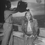 Tallulah Bankhead wird aus einer Gießkanne mit Wasser übergossen
