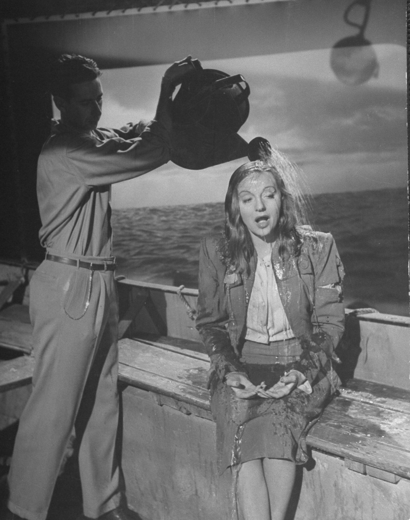 Tallulah Bankhead wird aus einer Gießkanne mit Wasser übergossen