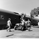Filmarbeiten neben einem Zug zu "Im Schatten des Zweifels"