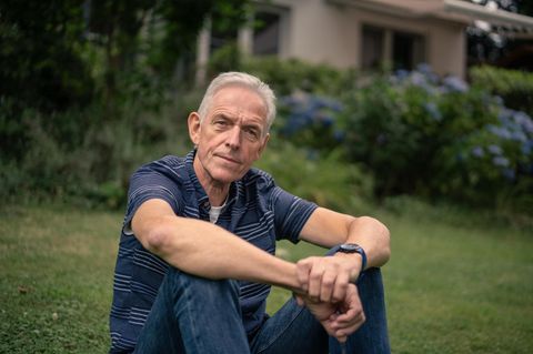 Burkhard Kress sitzt in seinem Garten