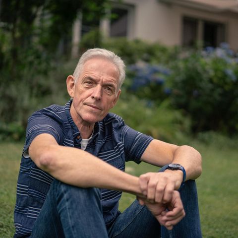 Burkhard Kress sitzt in seinem Garten