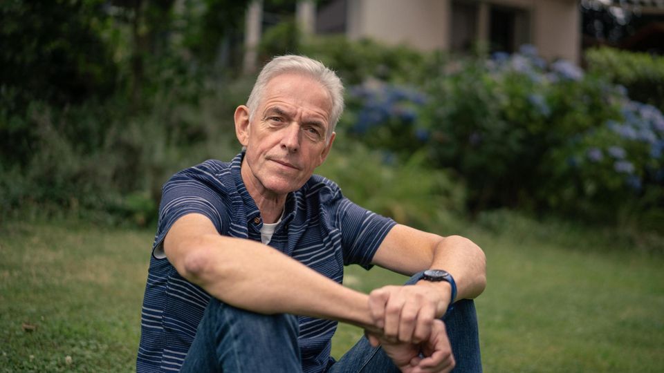 Burkhard Kress sitzt in seinem Garten Burkhard Kress sitzt in seinem Garten