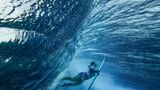 Brisa Hennessy aus Costa Rica braucht einen langen Atem. Vor Teahupo'o auf Tahiti taucht sie unter einer Welle hindurch und kämpft anschließend um die Bronzemedaille im Wellenreiten