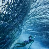 Brisa Hennessy aus Costa Rica braucht einen langen Atem. Vor Teahupo'o auf Tahiti taucht sie unter einer Welle hindurch und kämpft anschließend um die Bronzemedaille im Wellenreiten