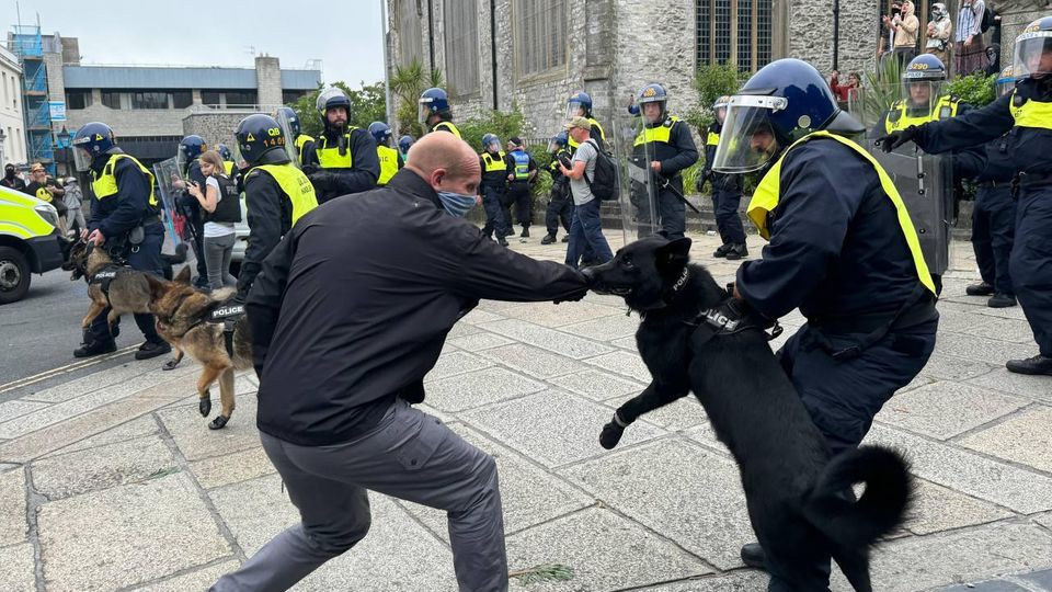 Rechtsextreme randalieren in Plymouth – mindestens drei Polizisten verletzt
