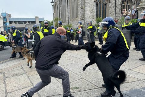 Rechtsextreme randalieren in Plymouth – mindestens drei Polizisten verletzt