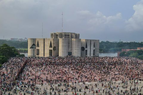 Nach dem Rücktritt der Premierministerin feiern Tausende vor dem Parlament von Bangladesch