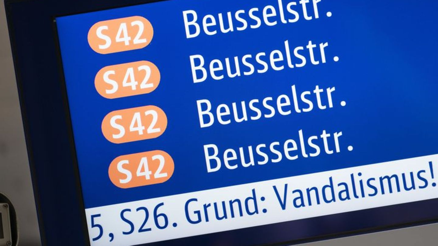 Kriminalität: Polizei geht nach Kabelbrand bei Bahn von Anschlag aus