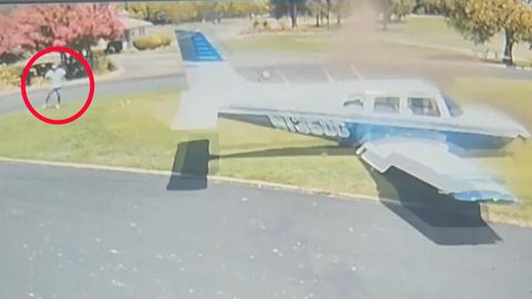 Kleinflugzeug landet auf Golfplatz – Golfer springt weg