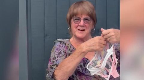 Viral: Enkelin schenkt Oma Tangas – peinlich berührt ist ein anderer