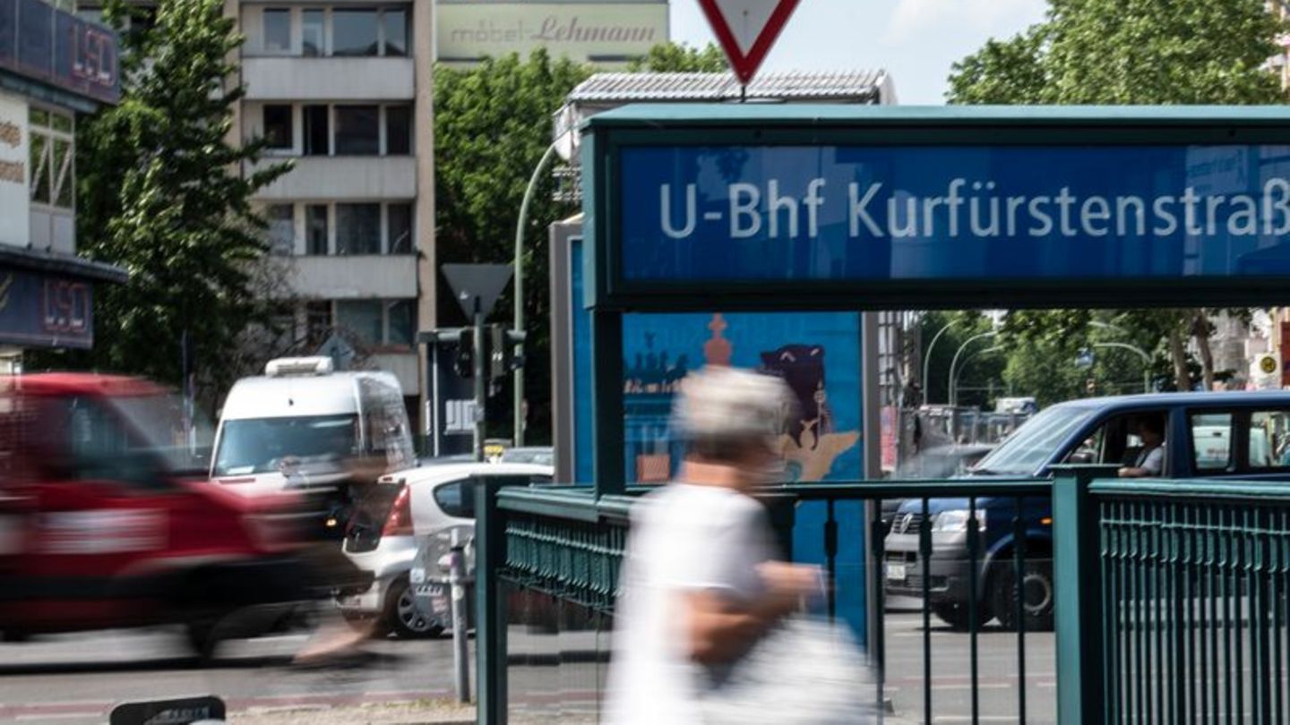 Staatsschutz ermittelt: Mutter und Kinder in der U-Bahn rassistisch beleidigt