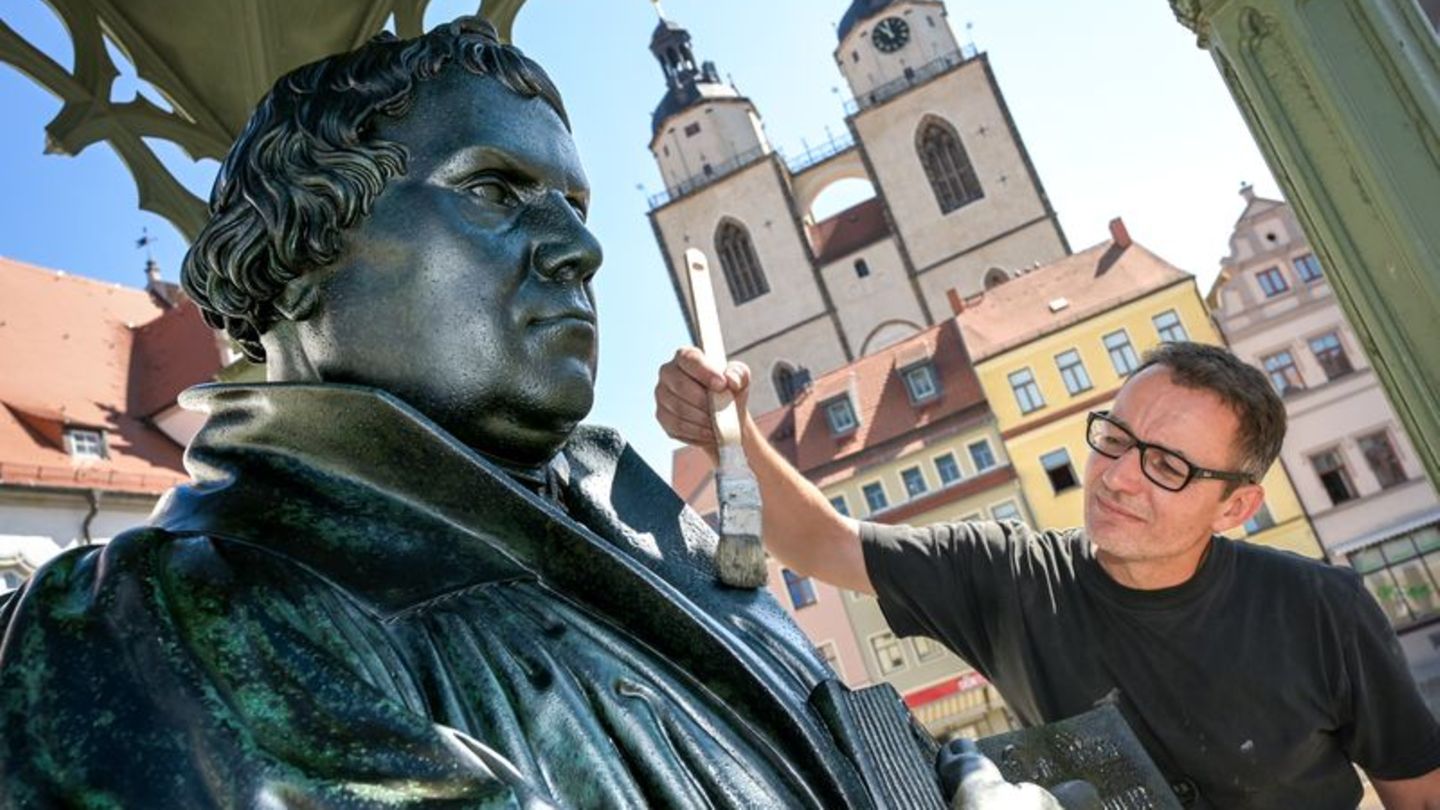 Restauration: Luther und Melanchthon in Wittenberg eingerüstet