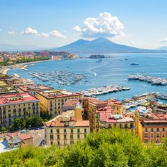 Blick auf den Golf von Neapel vom Posillipo-Hügel mit dem Vesuv im Hintergrund