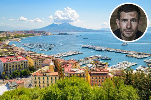 Blick auf den Golf von Neapel vom Posillipo-Hügel mit dem Vesuv im Hintergrund