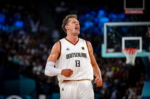 Moritz Wagner feiert den Erfolg der deutschen Basketballer im Olympia-Viertelfinale gegen Griechenland