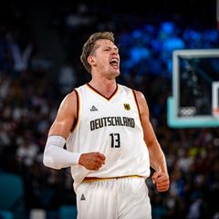 Moritz Wagner feiert den Erfolg der deutschen Basketballer im Olympia-Viertelfinale gegen Griechenland