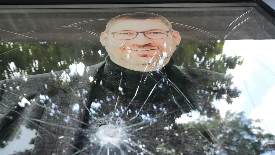 SPD-Abgeordneter Lars Düsterhöft: Die Scheibe seines Wahlkreisbüros hat ein Einschussloch