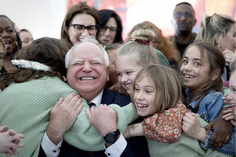 Kinder umarmen Tim Walz