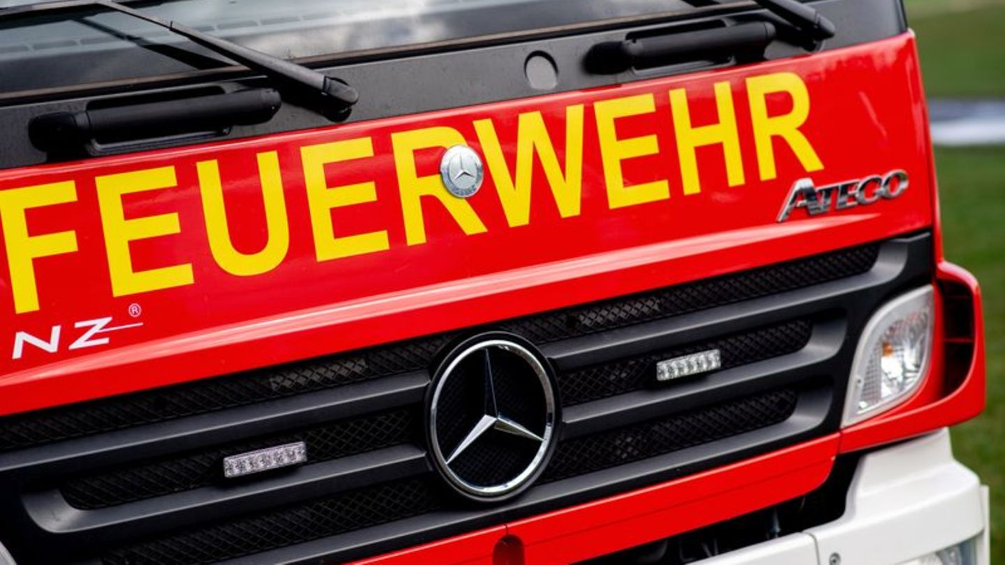 Löscharbeiten: Gewerbegebäude in Pforzheim brennt - Rauchwarnung