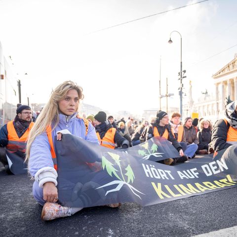 Die Aktivistin Anja Windl protestiert in Wien mit der Gruppe Letzte Generation