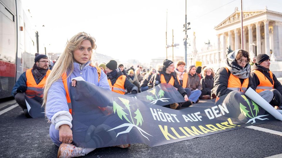 Die Aktivistin Anja Windl protestiert in Wien mit der Gruppe Letzte Generation