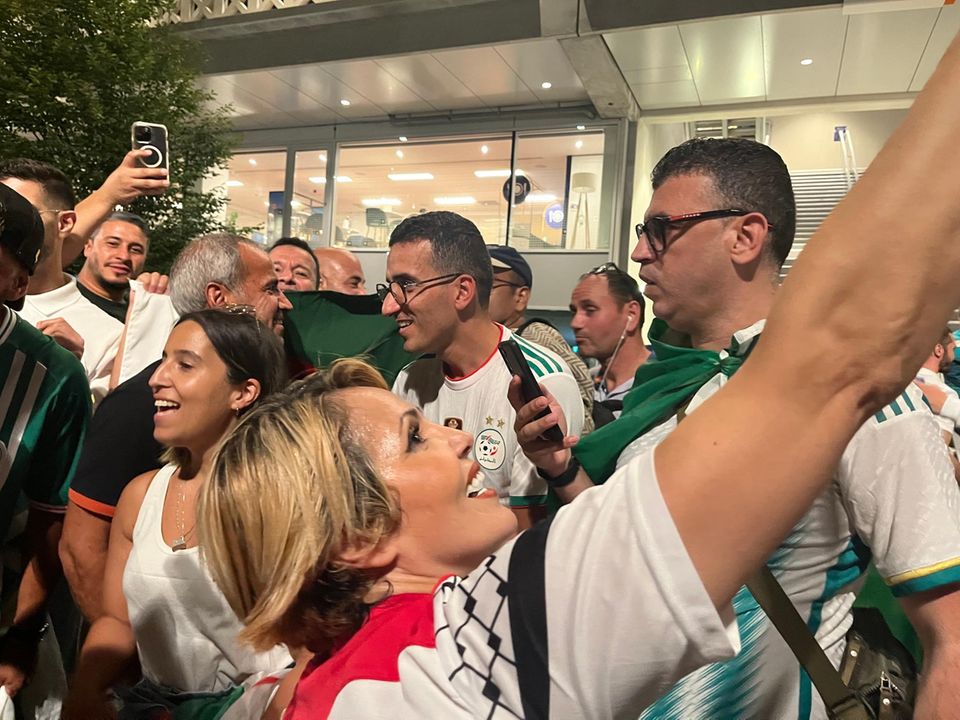 Nach dem Sieg feiern ihre Fans vor dem Stadion 