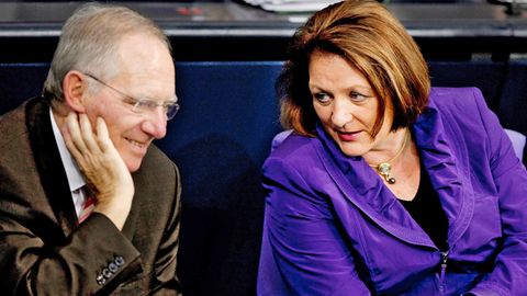 Sabine Leutheusser-Schnarrenberger  spricht mit Wolfgang Schäuble im Bundestag