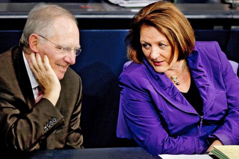 Sabine Leutheusser-Schnarrenberger  spricht mit Wolfgang Schäuble im Bundestag