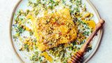 Griechische Gerichte: Gebratener Feta mit Honig, Rosmarin und Thymian