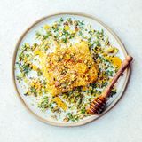 Griechische Gerichte: Gebratener Feta mit Honig, Rosmarin und Thymian