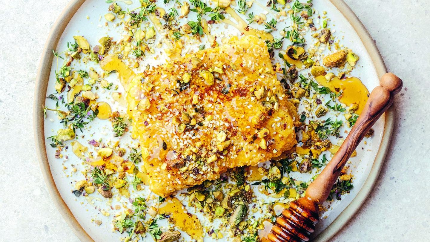 Griechische Gerichte: Gebratener Feta mit Honig, Rosmarin und Thymian