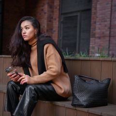 Frau trägt eine Lederhose