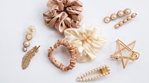 Unterschiedliche Haar-Accessoires wie Scrunchies
