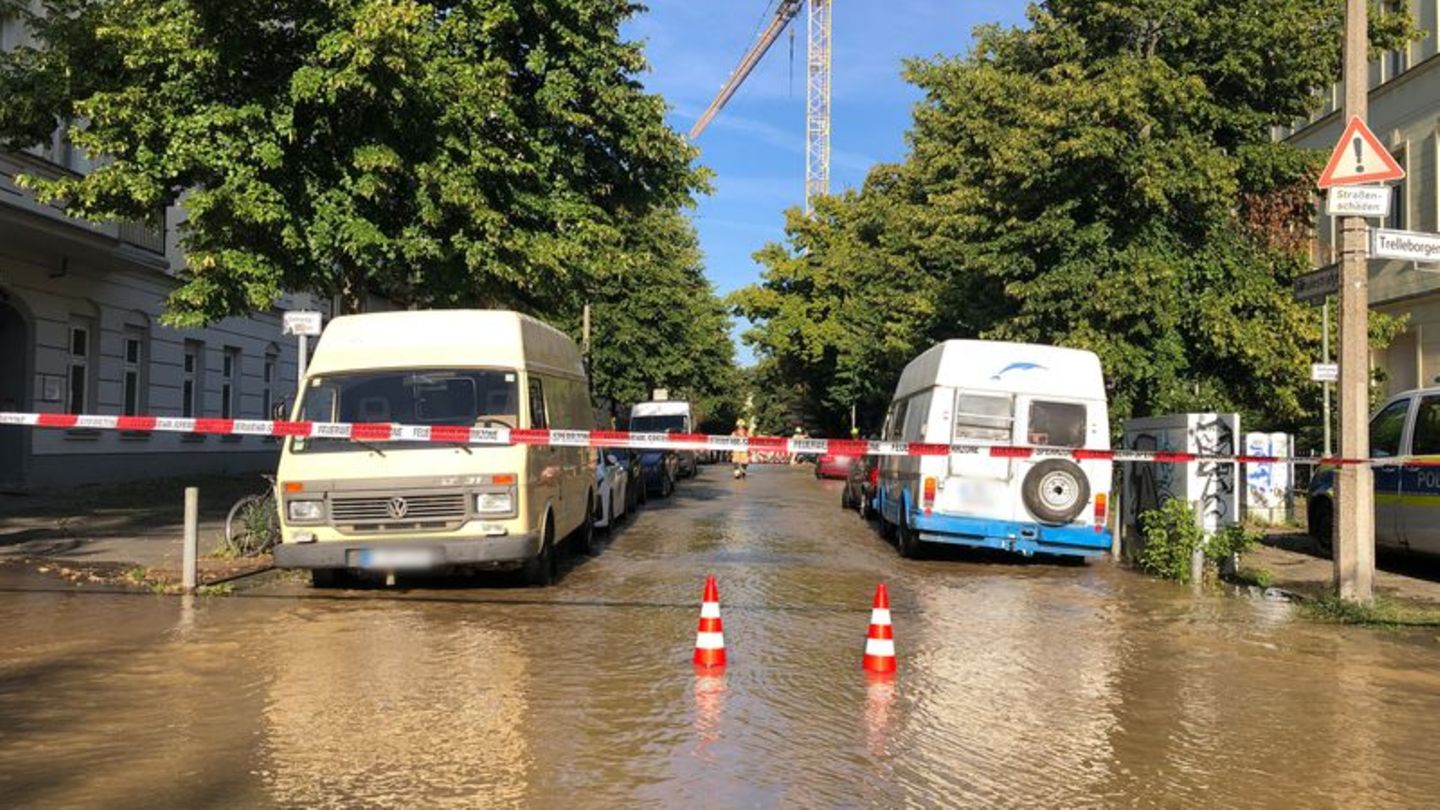 Feuerwehreinsatz: Wasserrohrbruch in Berlin-Pankow - Straße steht unter Wasser