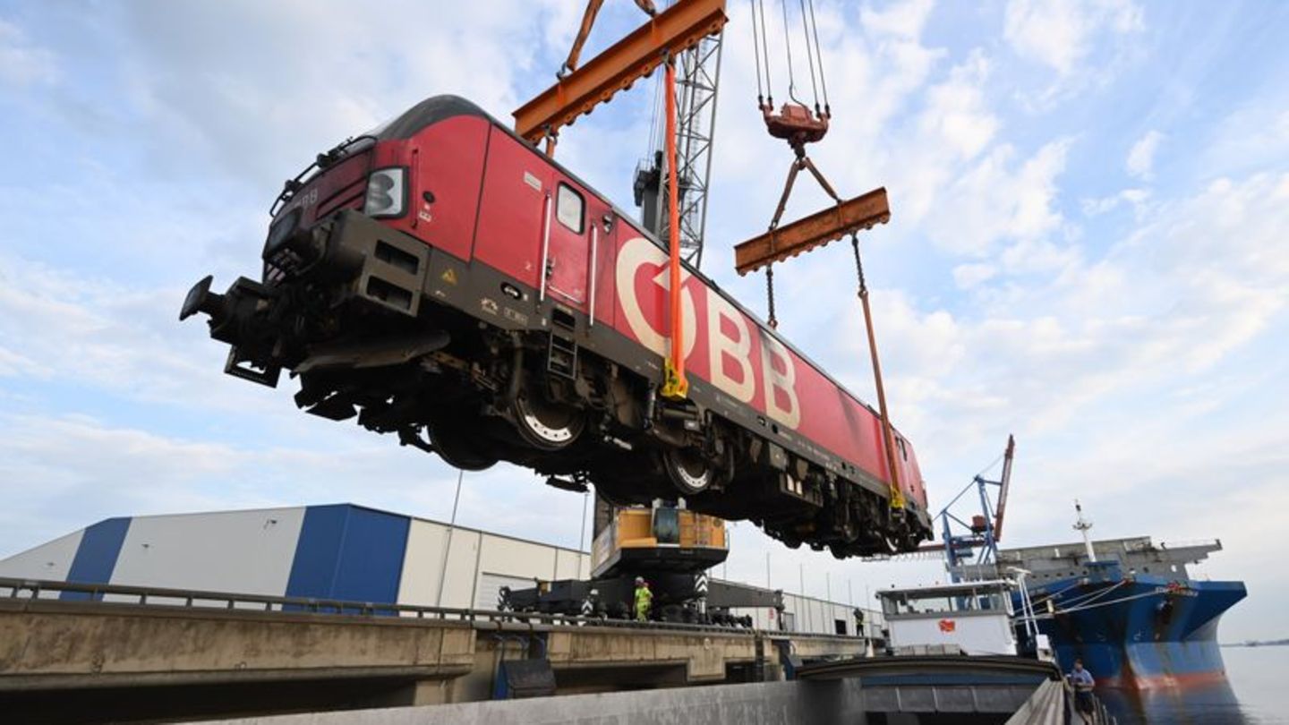 Nach Schaden an Huntebrücke: Gestrandete Loks im Braker Hafen per Schiff abtransportiert