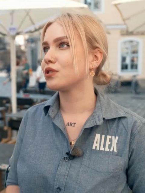 So viel verdient eine Kellnerin im Restaurant Alex