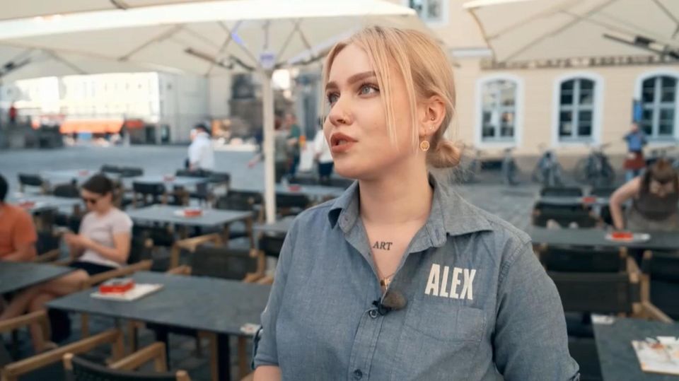 So viel verdient eine Kellnerin im Restaurant Alex