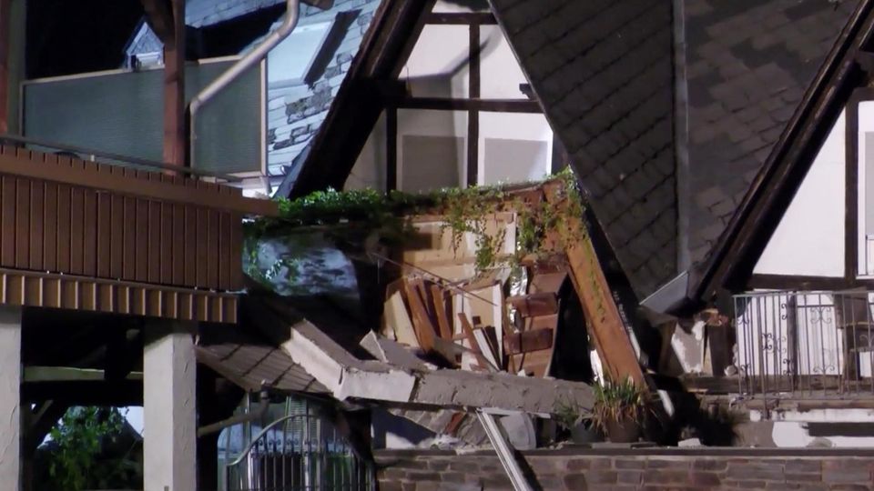 Mehrere Personen konnten das Gebäude selbstständig verlassen. Andere befinden sich weiterhin im zweistöckigem Hotel. Noch in der Nacht wurden alle Häuser in der Nachbarschaft geräumt.