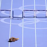 Im wahrsten und im übertragenen Sinne am Boden ist die britische Hürdenläuferin Lina Nielsen nach einem Sturz im Halbfinale über 400 Meter