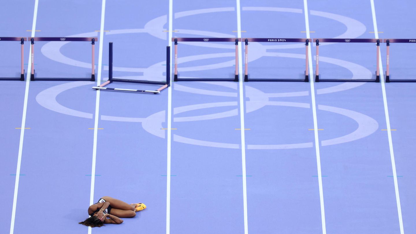 Im wahrsten und im übertragenen Sinne am Boden ist die britische Hürdenläuferin Lina Nielsen nach einem Sturz im Halbfinale über 400 Meter