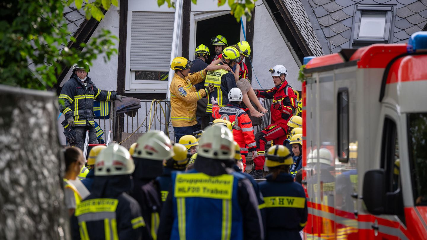 Rheinland-Pfalz: Vier Personen aus eingestürztem Hotel gerettet – zwei Tote