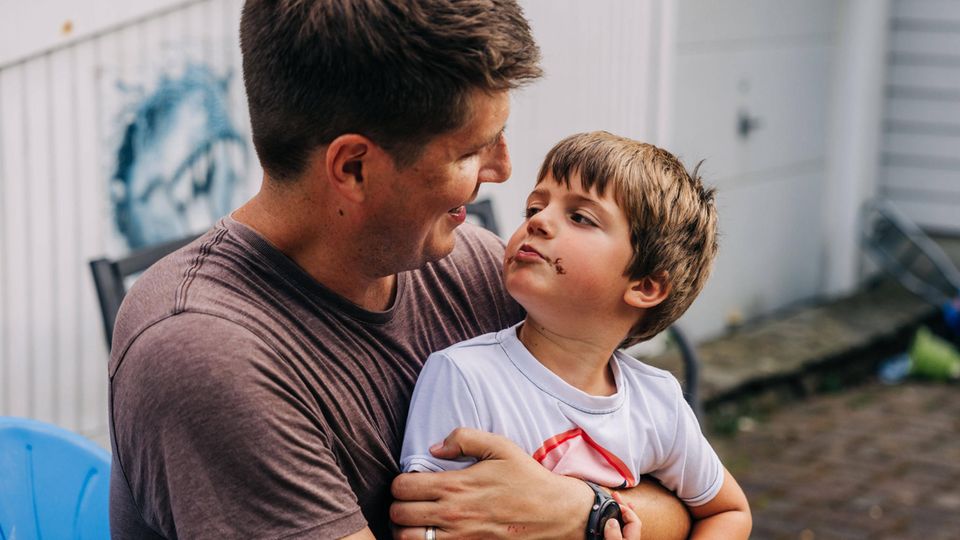 Vater und Sohn blicken sich in die Augen