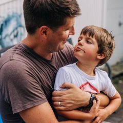 Vater und Sohn blicken sich in die Augen