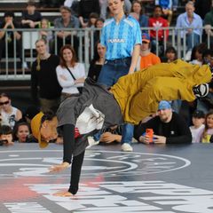 Jilou Rasul steht bei einem Move seitlich in der Luft