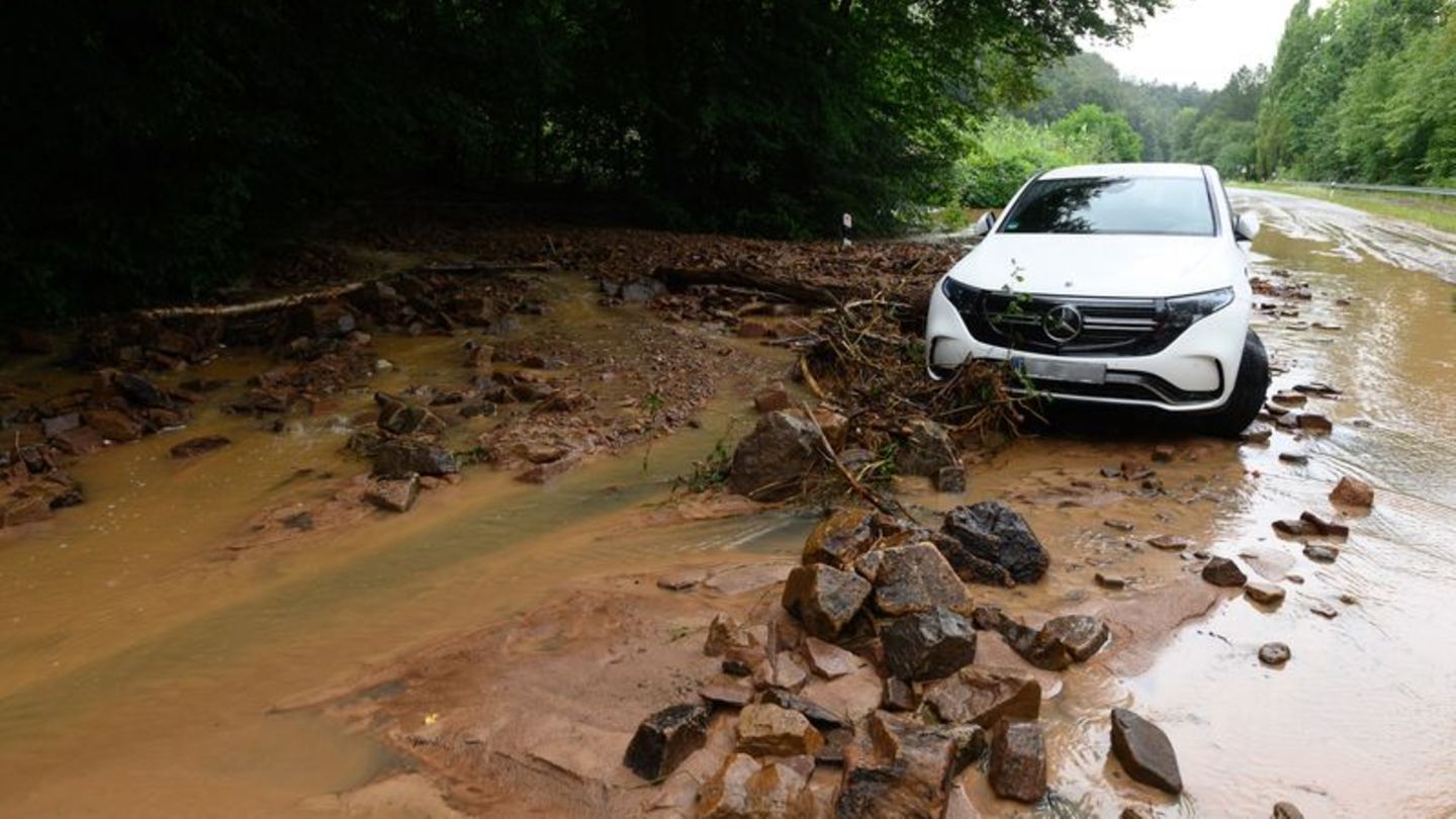 Unwetter: Bundesstraße 80 nach Erdrutsch weiter gesperrt