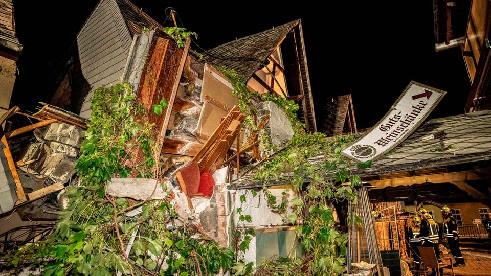 In Trümmern: Als das Hotel in dem Mosel-Ort zusammenbrach, befanden sich 14 Menschen darin